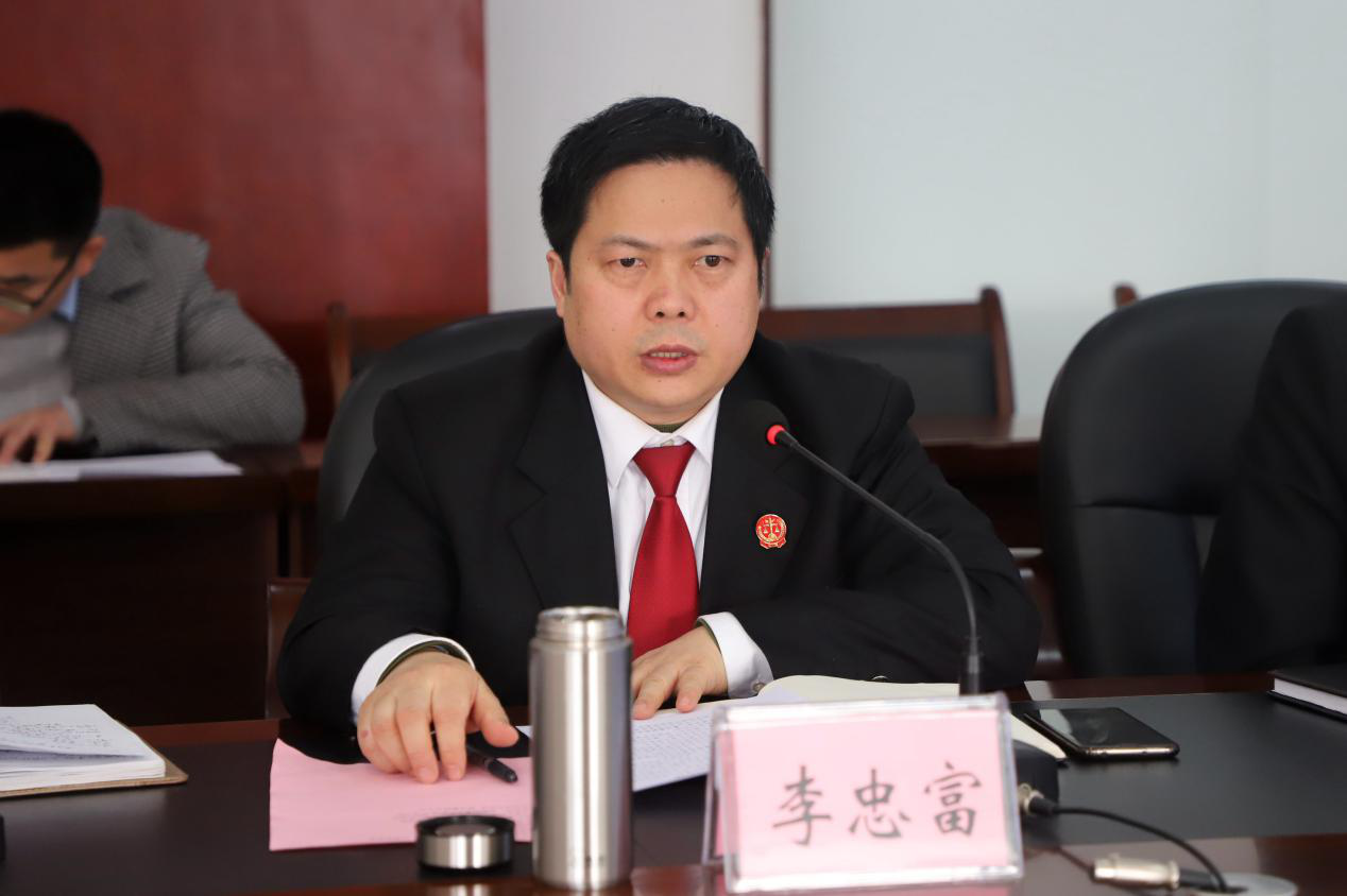 李忠富介绍相关工作情况与会代表充分肯定了安岳法院在维护社会公平